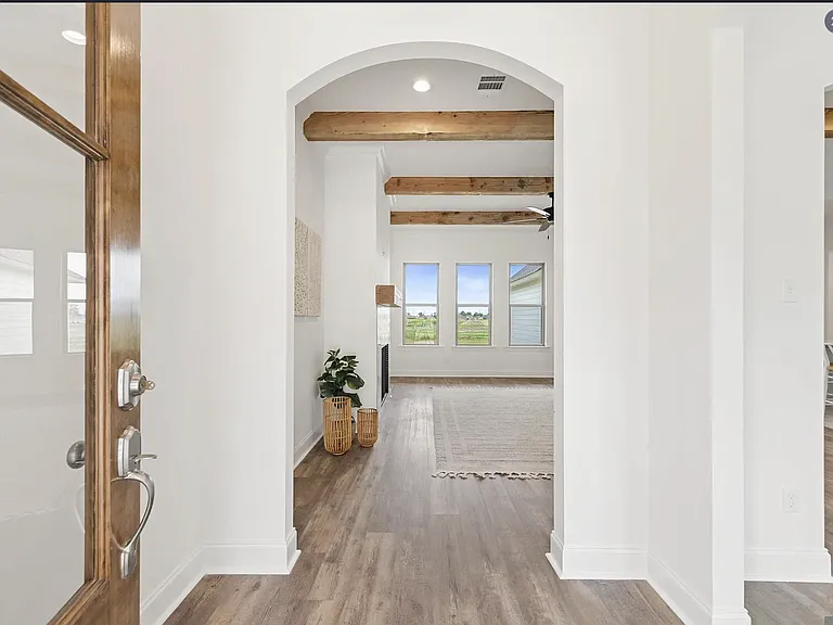 3901 Waterbury Ave — Photo 2