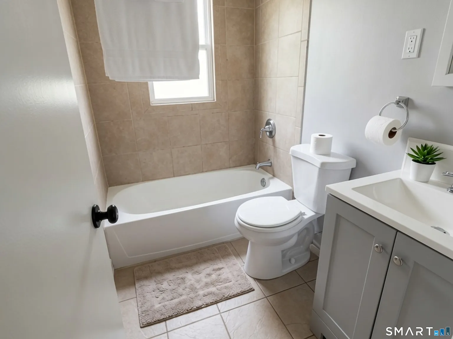2 bed, 1.0 bath, 3536 sqft, $1,900 — Photo 2