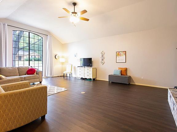 4th image of 221 Guadalupe Dr