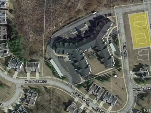 1327 Ashebury Ln, Howell, MI 48843