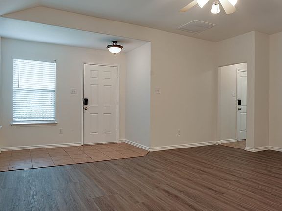 4th image of 1301 Silver Maple Ln