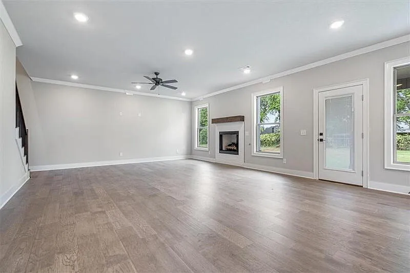 4 bed, 3.0 bath, 2618 sqft, $2,900 — Photo 3