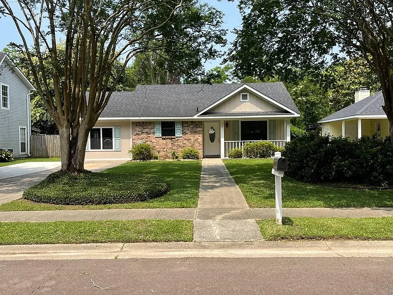 6 Burlington Dr — Photo 1