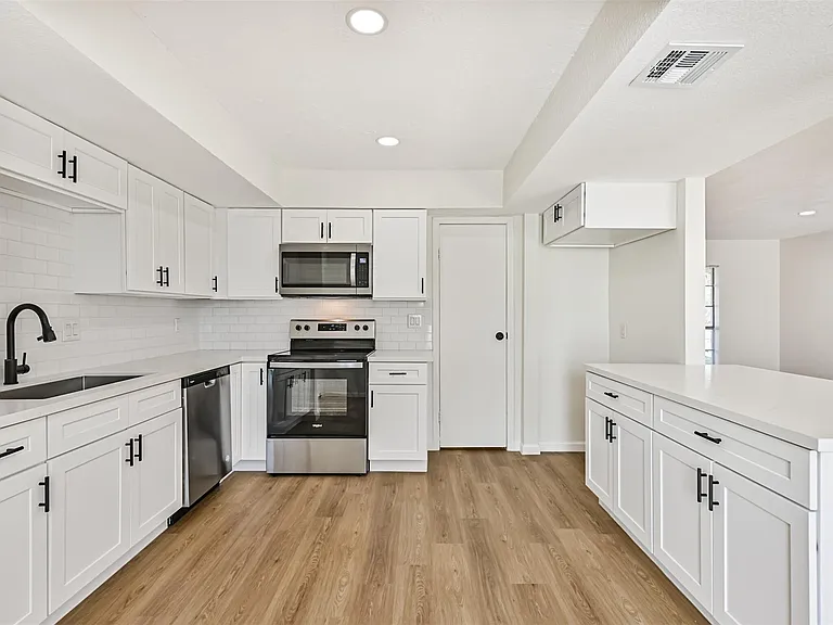425 E Castle Harbour Dr — Photo 10