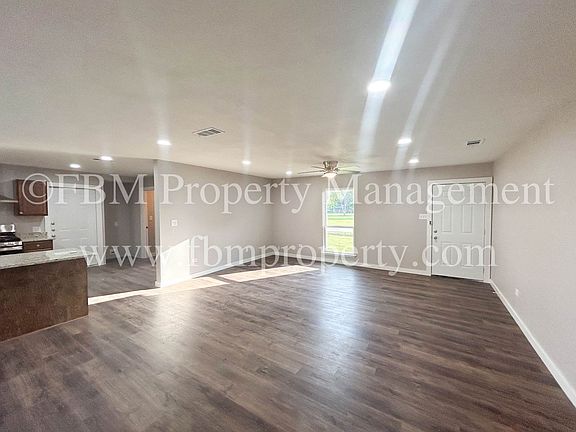 3rd image of 1109 S Elm St