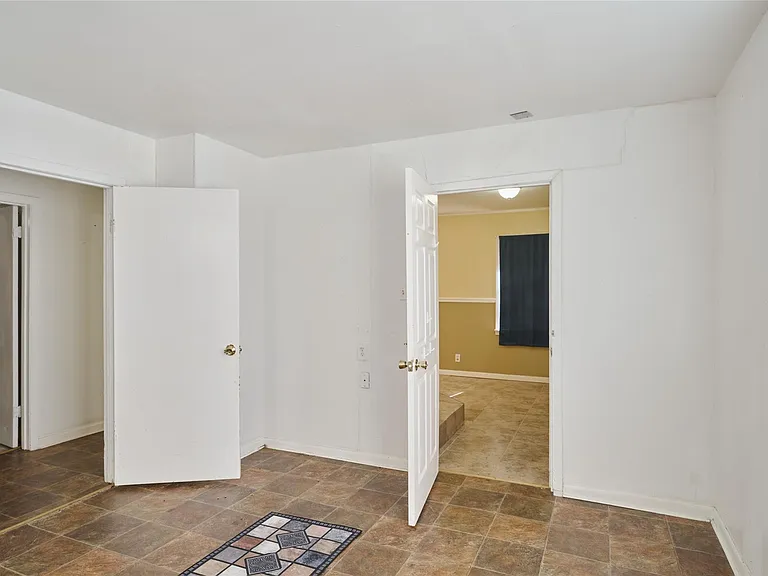 203 Paul Knox St — Photo 7
