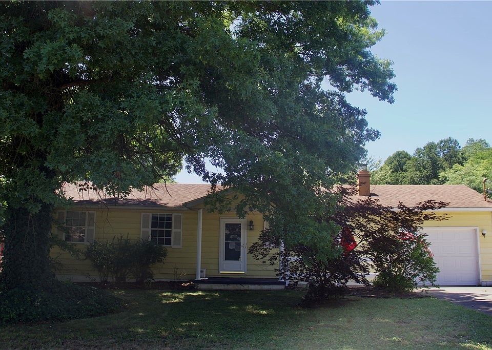 1st image of 326 E Oak St