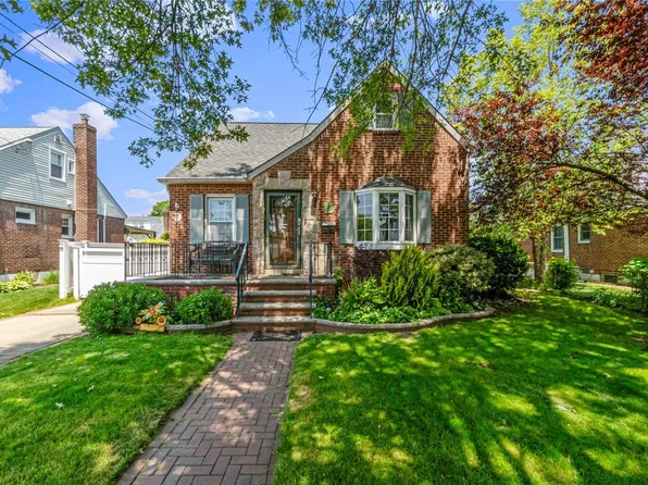 956 Fenworth Boulevard, Franklin Square, NY 11010