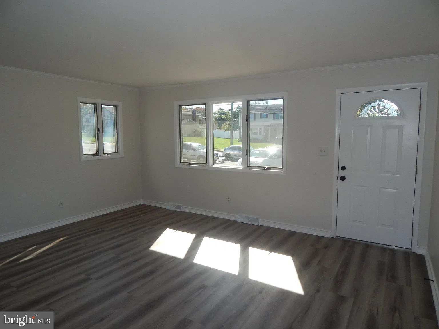 3 bed, 1.0 bath, 9520 sqft, $2,700 — Photo 4