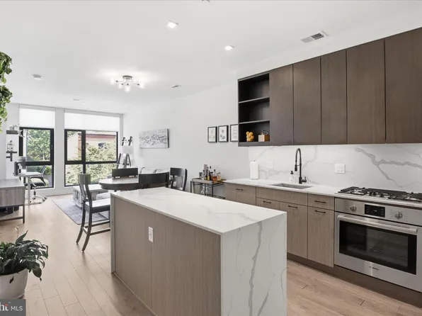 900 11th St SE Unit 203, Washington, DC 20003