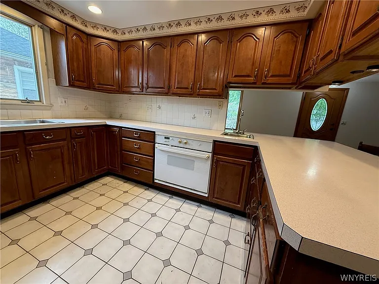 437 Springville Ave — Photo 10