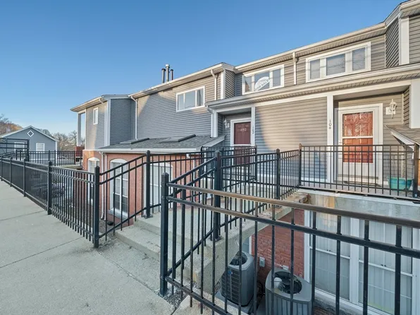 102 Milton St Unit 102, Dedham, MA 02026