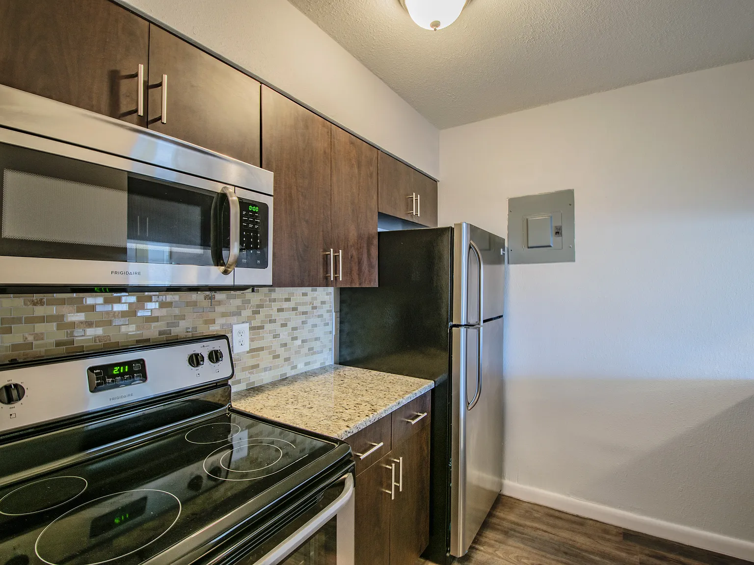 2 bed, 1.0 bath, 850 sqft, $995 — Photo 2