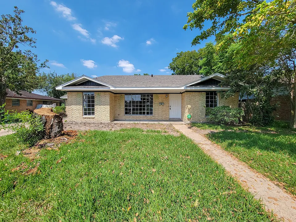 3919 Hickok Ln