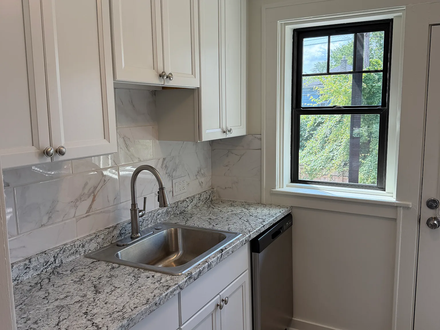 2 bed, 700 sqft, $1,250 — Photo 3