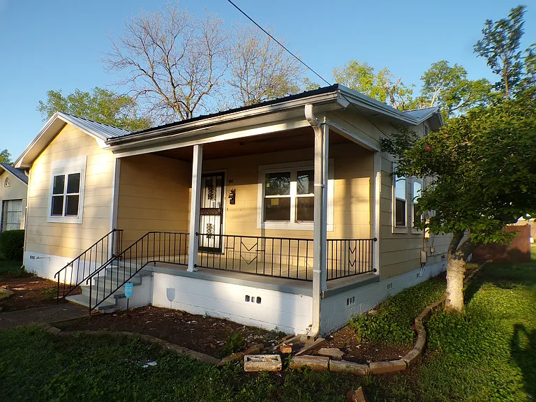 1400 19th Pl SW — Photo 3