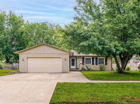 1104 S Marietta Dr, Mahomet, IL 61853