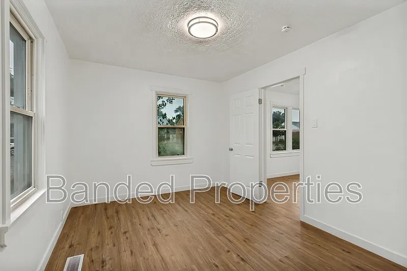 3 bed, 1.0 bath, 950 sqft, $1,895 — Photo 3