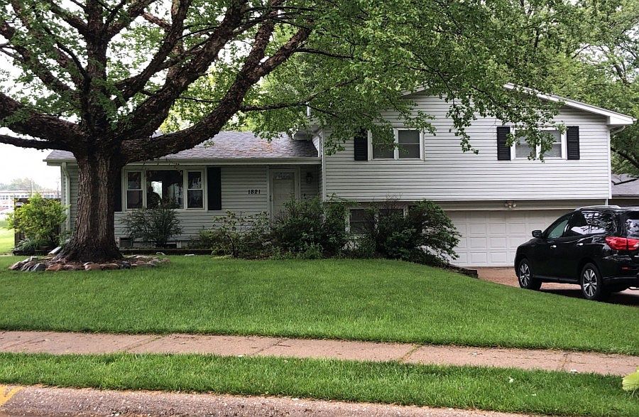 1st image of 1821 S 123rd St