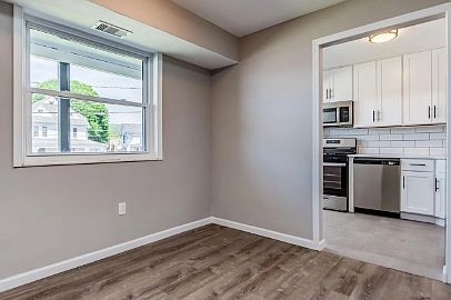 4th image of 802 Main St APT 8