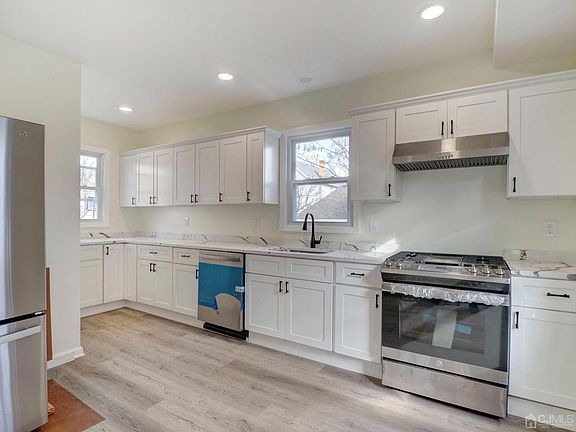 4th image of 75-75 Dayton Ave