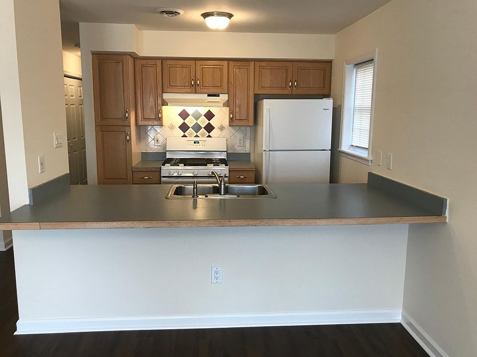 Kitchen with Breakfast Bar. New Stove, Refrigerator & Stove Hood