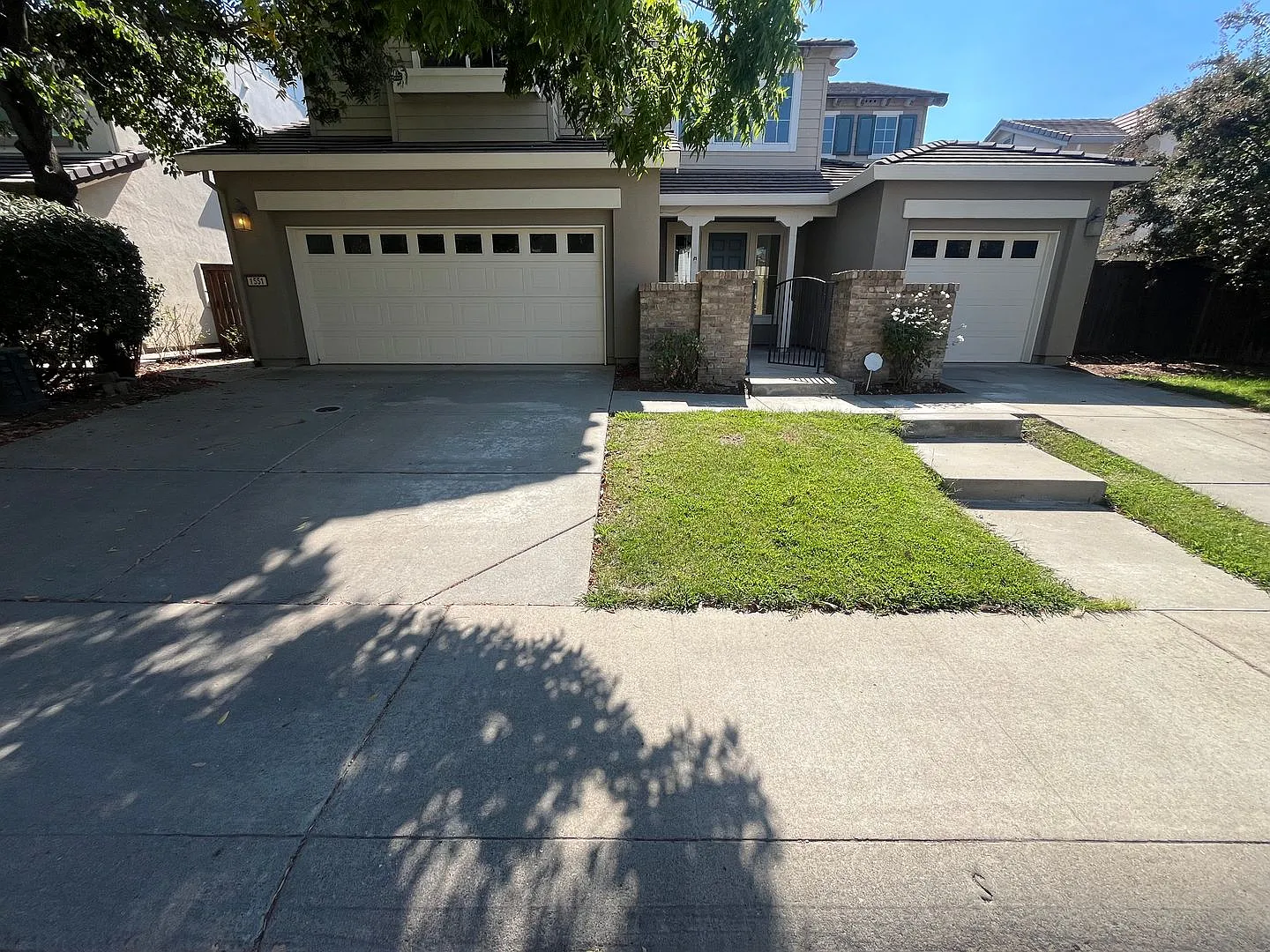 Spacious 5-Bedroom Lincoln Home with 3-Car Garage — Photo 1