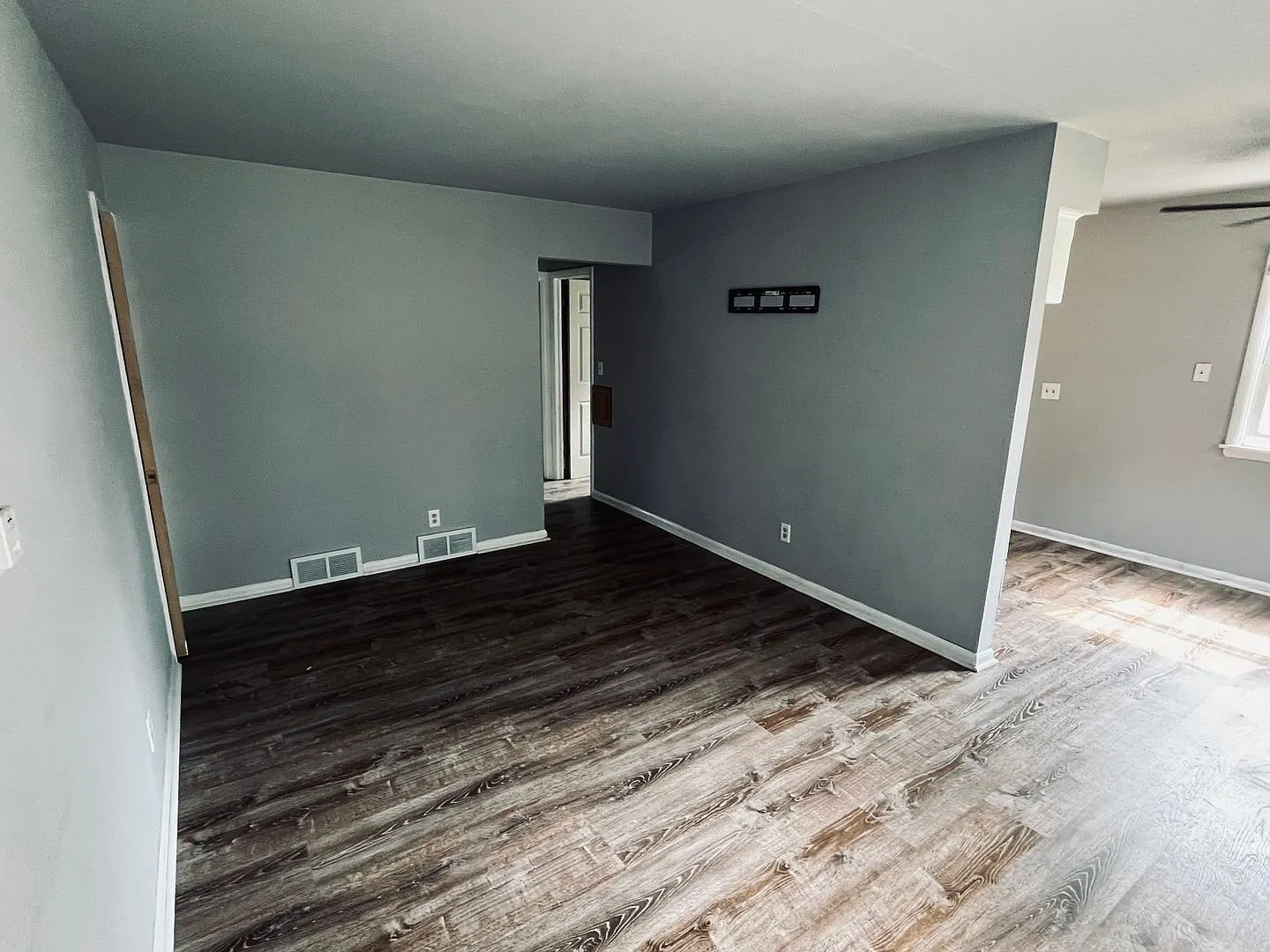 Price Reduced | $250 Move-In Credit | Renovated 2br Near Lake Michigan | Housing Vouchers Welcome — Photo 2
