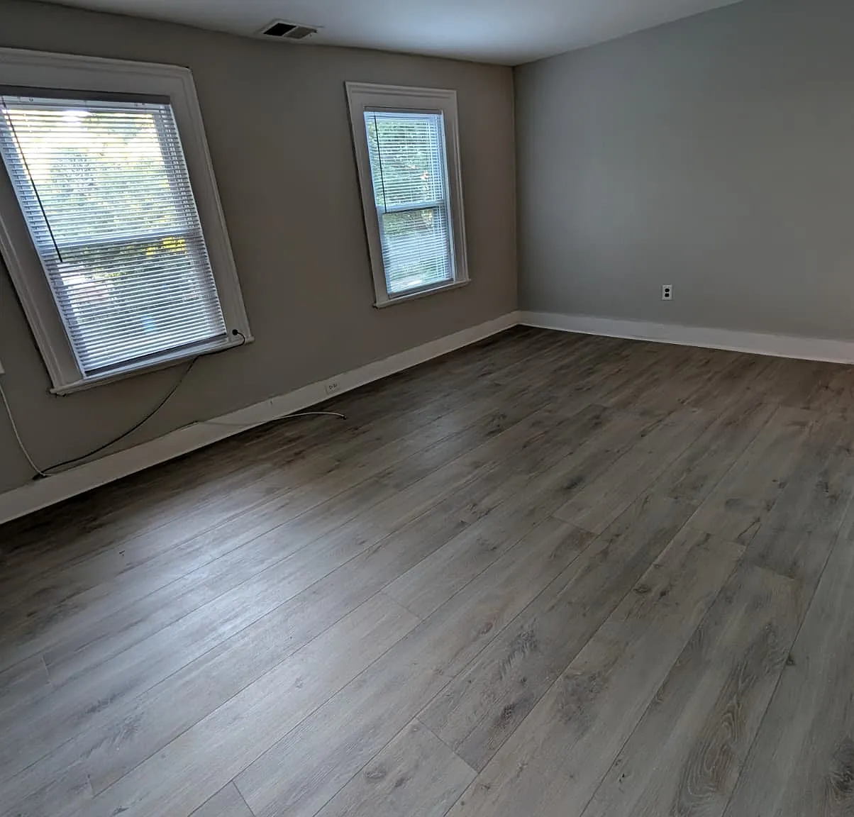 16 Hallock Ave — Photo 2