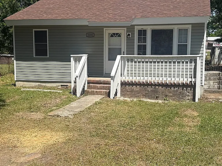 2201 Ward Ave — Photo 1