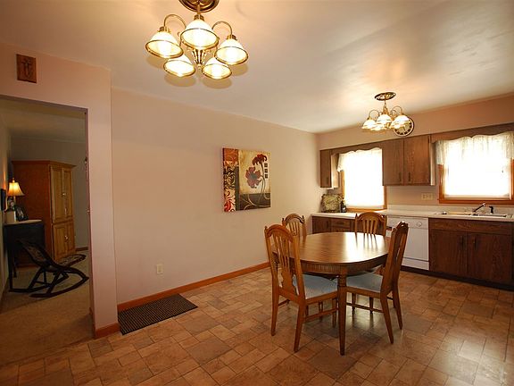 5th image of 618 4th St SE