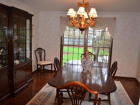 4th image of 4666 Burbank Dr