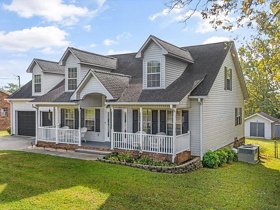 2nd image of 925 Crestview Cir