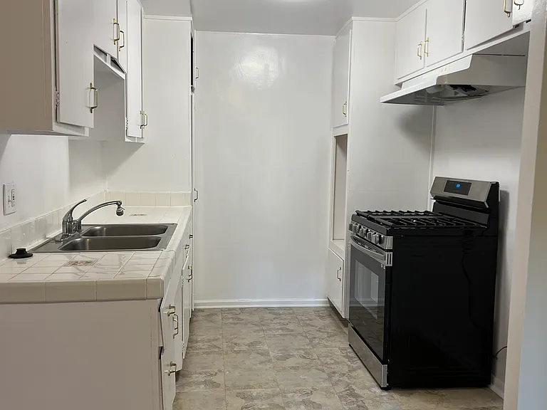 244 S El Molino Ave — Photo 7