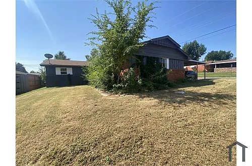 1800 NE 56th St Photo 1