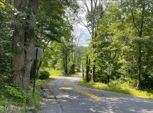 410 Hunters Farm Rd, Henryville, PA 18332