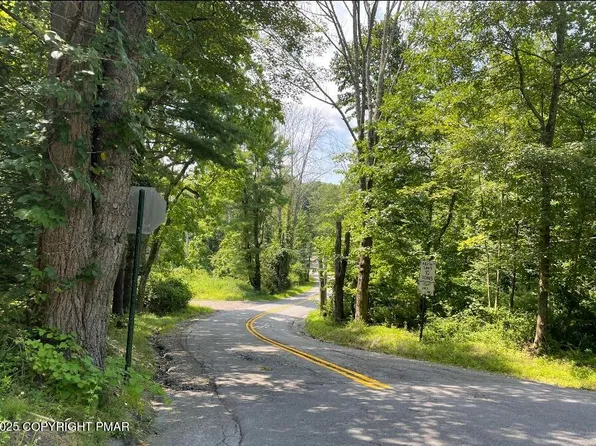 410 Hunters Farm Rd, Henryville, PA 18332
