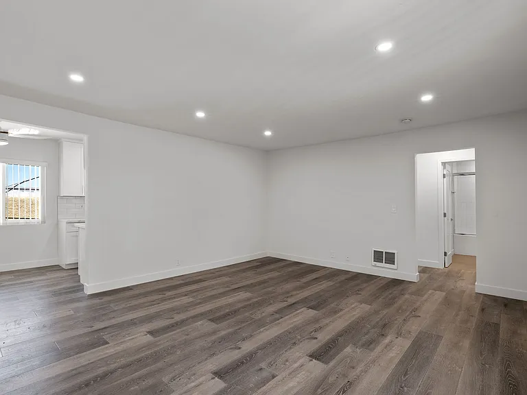 17405 Van Ness — Photo 41