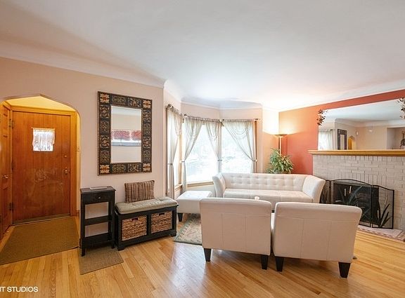 2nd image of 4842 W Balmoral Ave