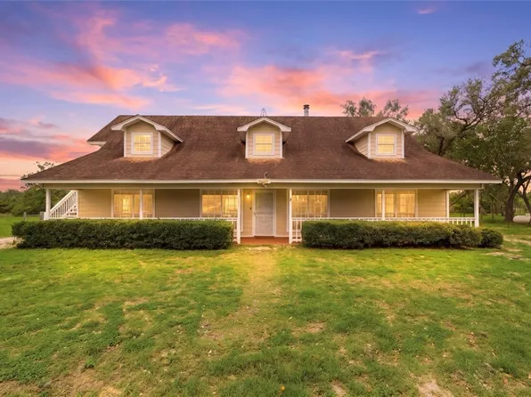 392 Winding Way Dr W, Victoria, TX 77905