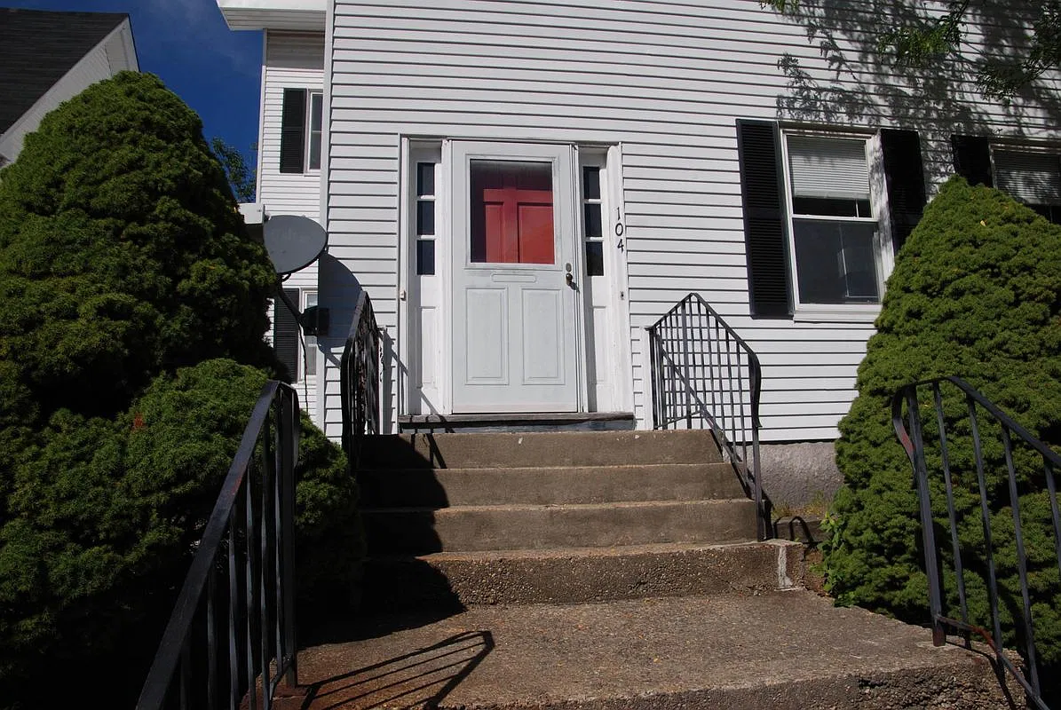 3 bed, 1.0 bath, 1384 sqft, $2,300 — Photo 2