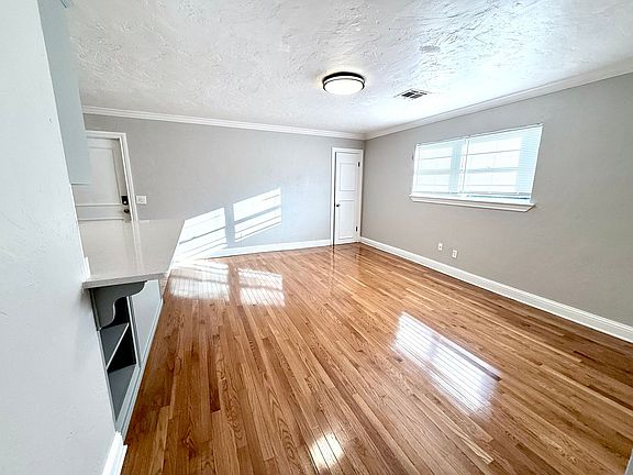 4th image of 3721 1/2 N Lee Ave