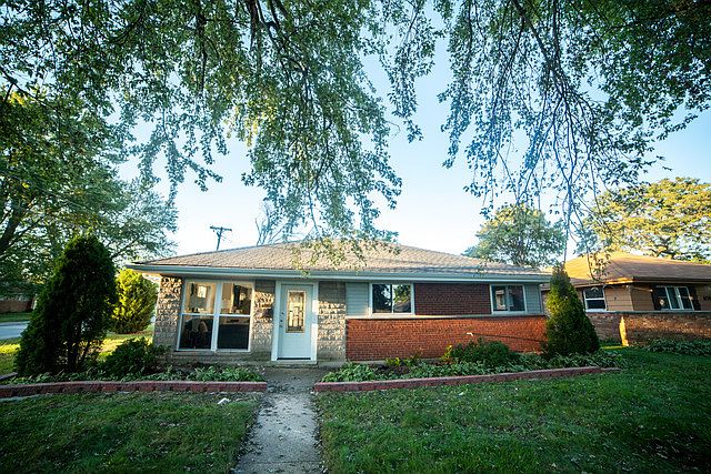 1st image of 652 E 154th Pl