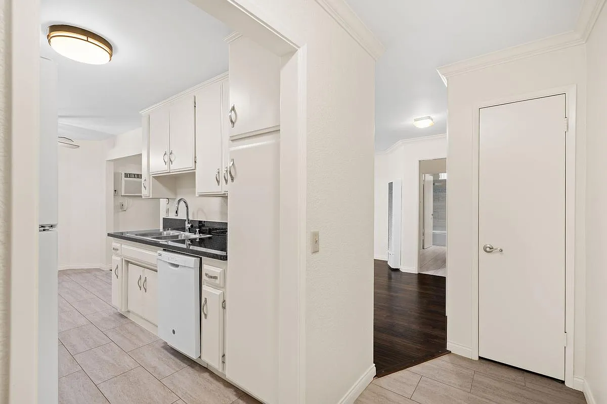 2 bed, 800 sqft, $2,795 — Photo 2