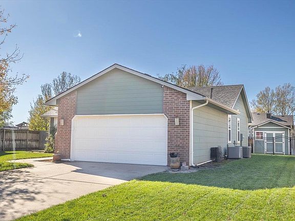 2nd image of 923 Clover Ln