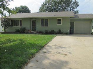 905 W 5th St, Pella, IA 50219
