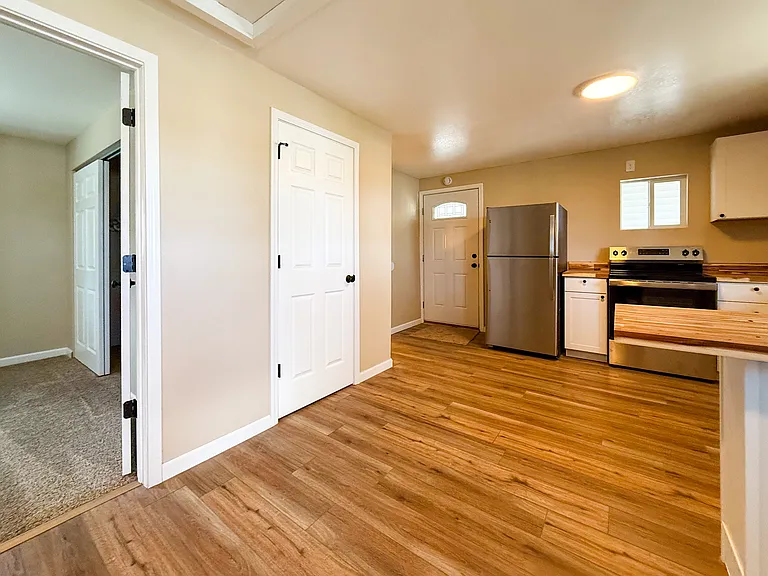 501 W 2nd Ave — Photo 13