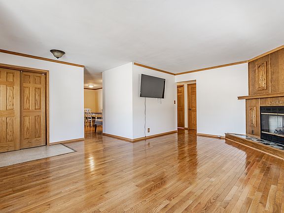 3rd image of 6939 Maryvale Ct