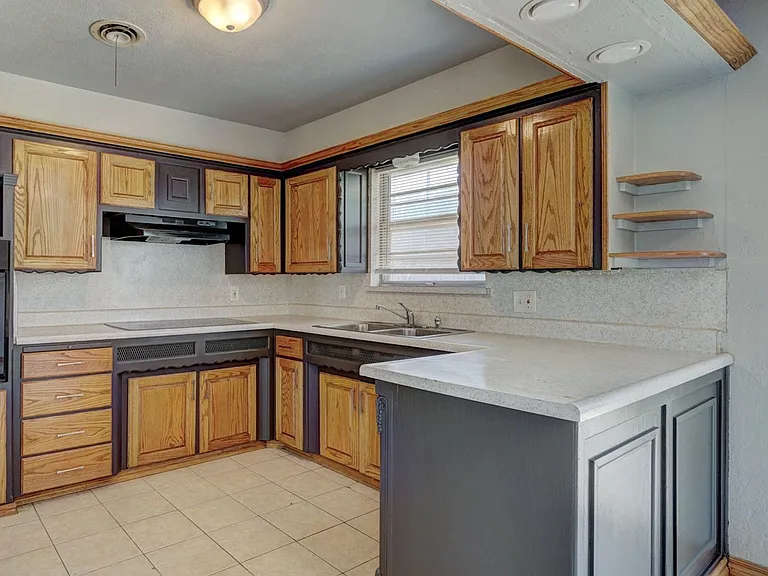1401 Hampton Dr — Photo 8