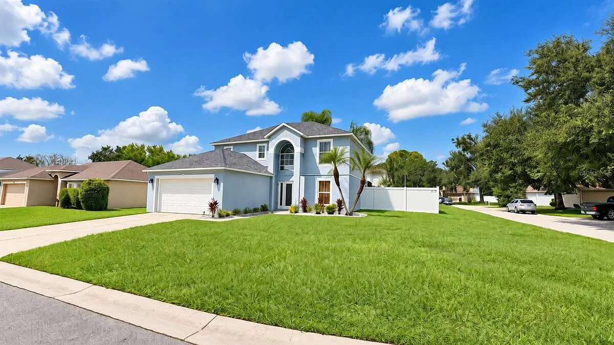 4 bed, 2.5 bath, 2208 sqft, $3,000 — Photo 2